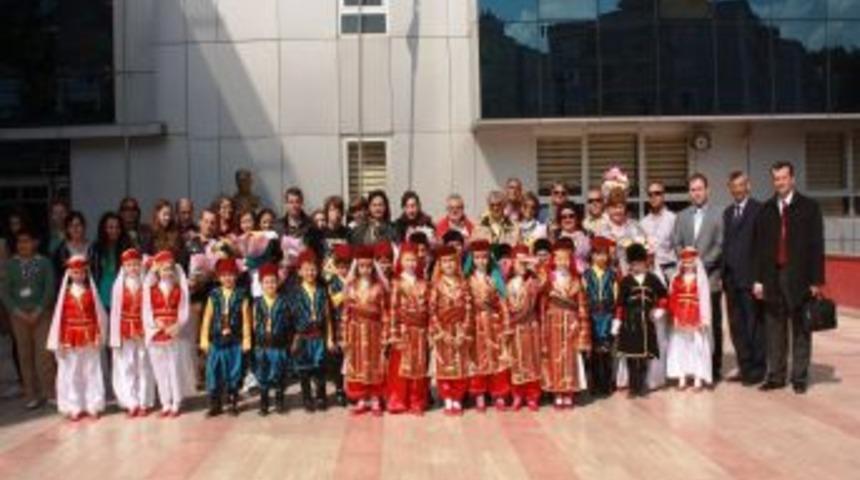 &Ccedil;ocukların G&ouml;z&uuml;nden 6 &Uuml;lke Ile K&ouml;pr&uuml; Kuruluyor