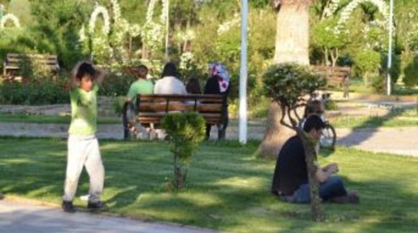 Sıcaktan Bunalan Vatandaşlar Parklara Akın Etti