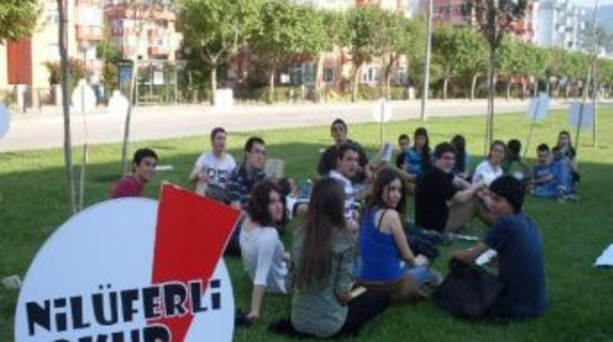 Ref&uuml;jde Kitap Okudular