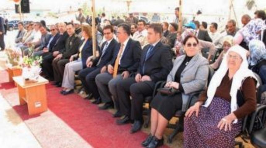 Bolvadin&rsquo;de Belediye Tarafından Yapılan Park Ağa&ccedil;landırılmaya Başlandı