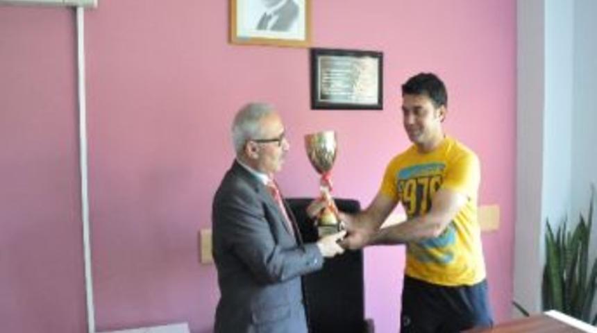 Atletizmde Manisa'nın Kupa Sevinci