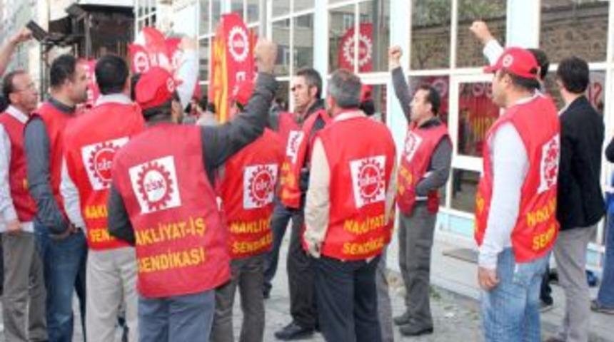 DİSK &Ouml;n&uuml;nde Toplanma Başladı