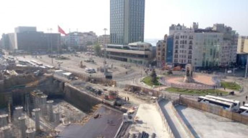 Taksim'de Sessiz Bekleyiş S&uuml;r&uuml;yor