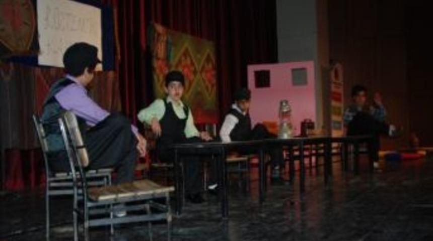 &Ouml;ğrenciler, Tiyatro Gecesinde H&uuml;nerlerini Sergiledi