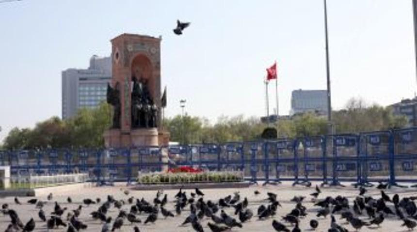 Taksim Meydanı&rsquo;nda Durakların Camları S&ouml;k&uuml;ld&uuml;