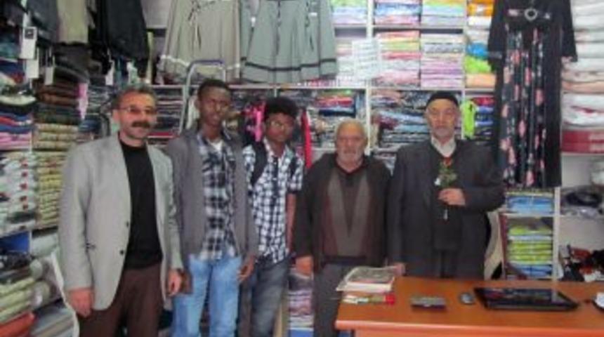 Kara Kıtanın G&uuml;lleri Hınıs'ta G&uuml;l Dağıttı