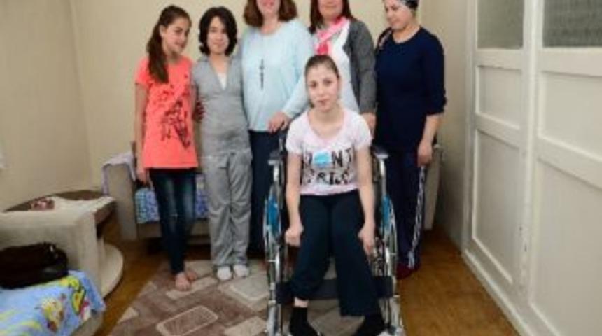 Başkanın Eşi Elka Bayram Bir Aileyi Daha Sevindirdi