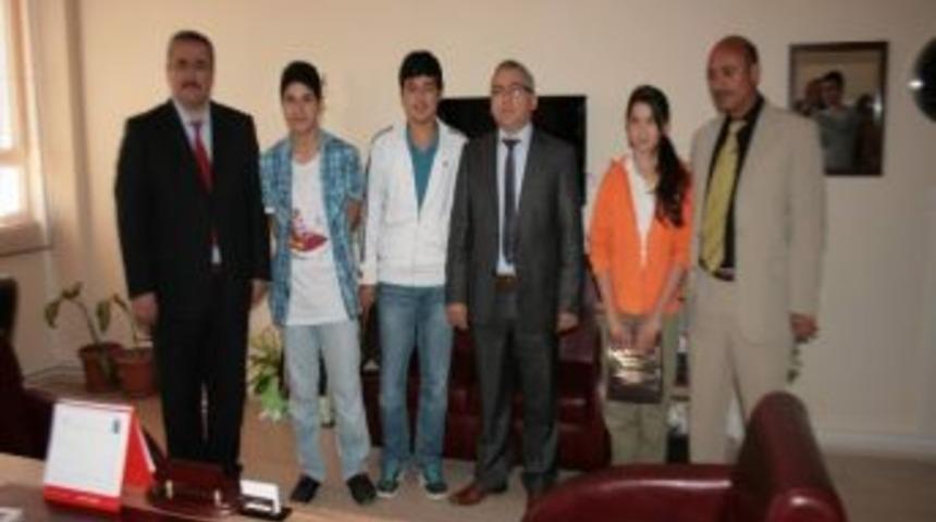 Kaymakam Yılmaz&rsquo;dan Başarılı &Ouml;ğrencilere &Ouml;d&uuml;l