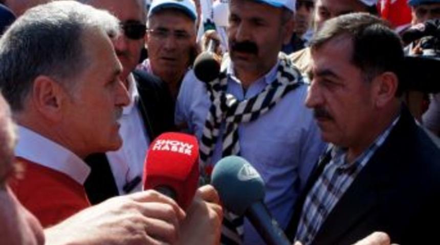 Taksim'e Gelen Hak-iş &Uuml;yelerine Chp'li &Ccedil;elebi Fır&ccedil;a Attı