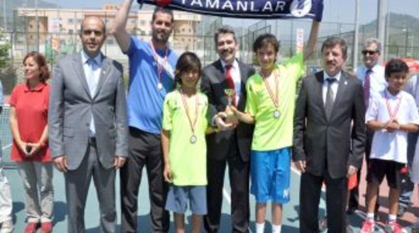 Karşıyaka &Ouml;zel Yamanlar Ortaokulu Teniste T&uuml;rkiye Ikincisi