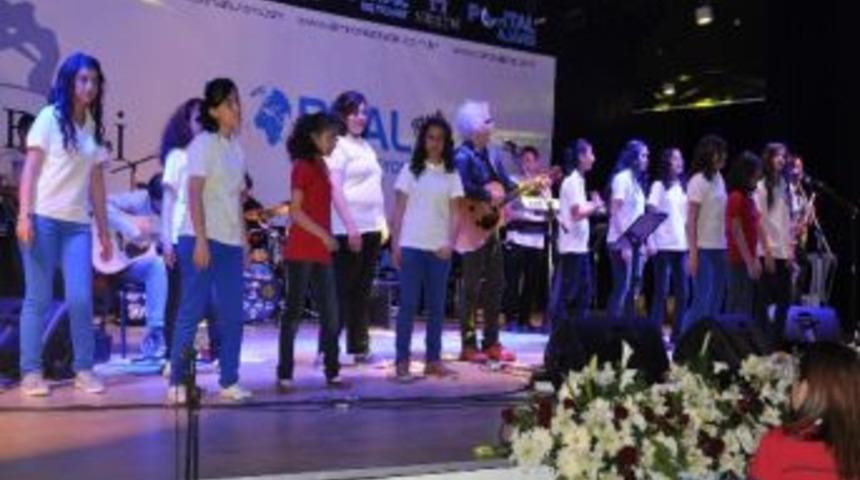 Yeni T&uuml;rk&uuml;, Şarkılarını İşitme Engellilerle S&ouml;yledi