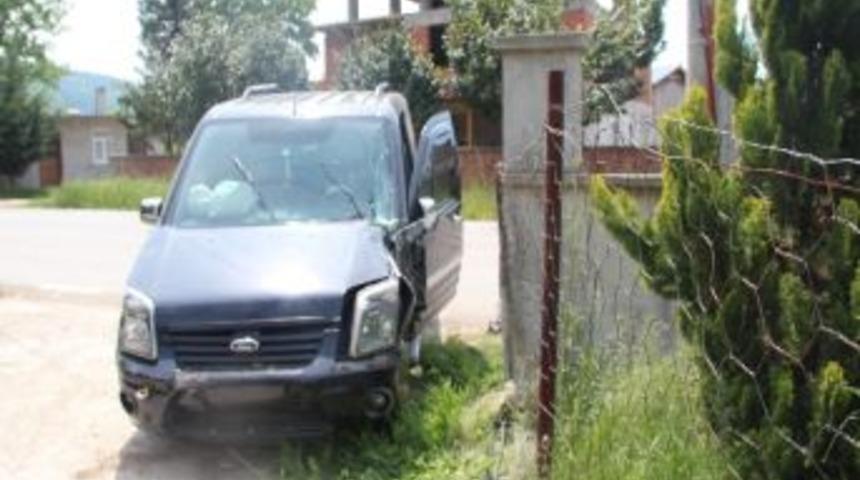 Kontrolden &Ccedil;ıkan Ara&ccedil; Duvara &Ccedil;arptı