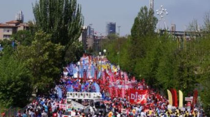 Gar &Ouml;n&uuml;nde Toplanan Grup Sıhhıye&rsquo;ye Doğru Y&uuml;r&uuml;yor