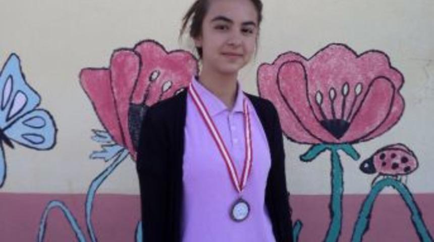 Gedizli Beyza Nur Karaca Matematik Yarışması'nda Bronz Madalya Kazandı