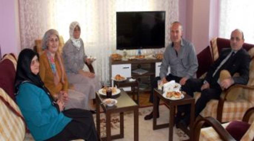 Başkan, Eşinin Yaptığı Kurabiyeyle Komşusuna &Ccedil;ay I&ccedil;meye Gitti