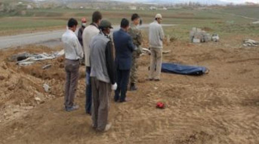 Pakistan Uyruklu M&uuml;lteci Başkale'de Toprağa Verildi