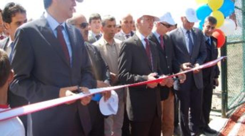 G&uuml;roymak Futbol Sahası T&ouml;renle Hizmete A&ccedil;ıldı