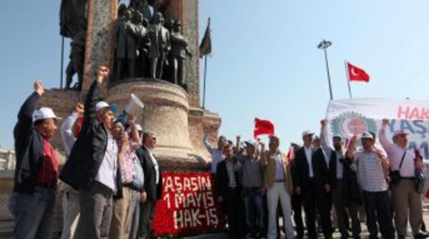 HAK-İŞ, Cumhuriyet Anıtı'na &Ccedil;elenk Bıraktı