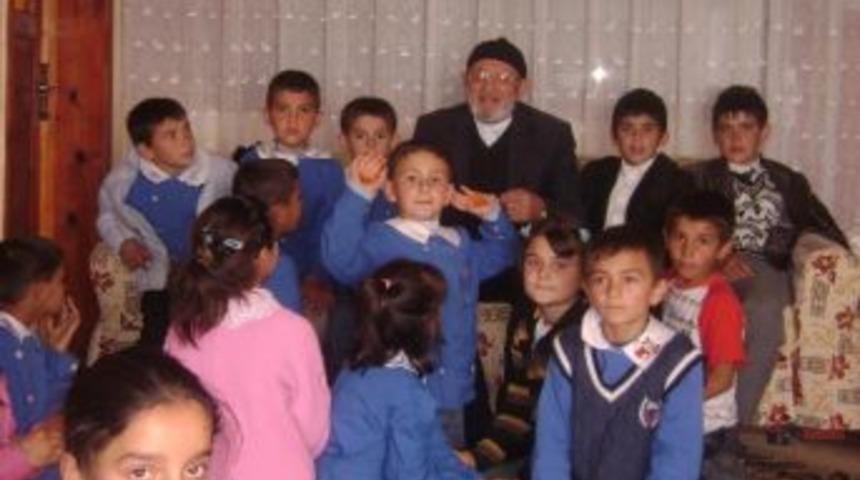 Sorgun'da &Ouml;ğretmen Ve &Ouml;ğrenciler Yaşlıları Ziyaret Etti