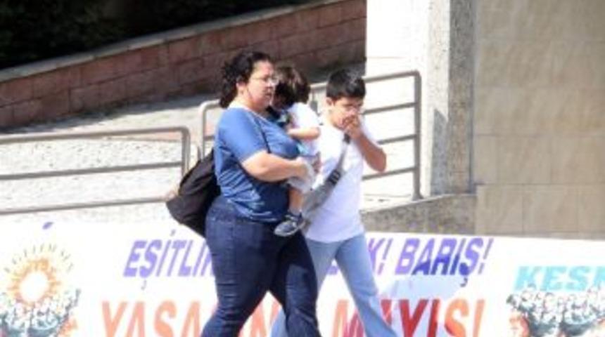 Anne Ve Bebeği De Biber Gazından Etkilendi