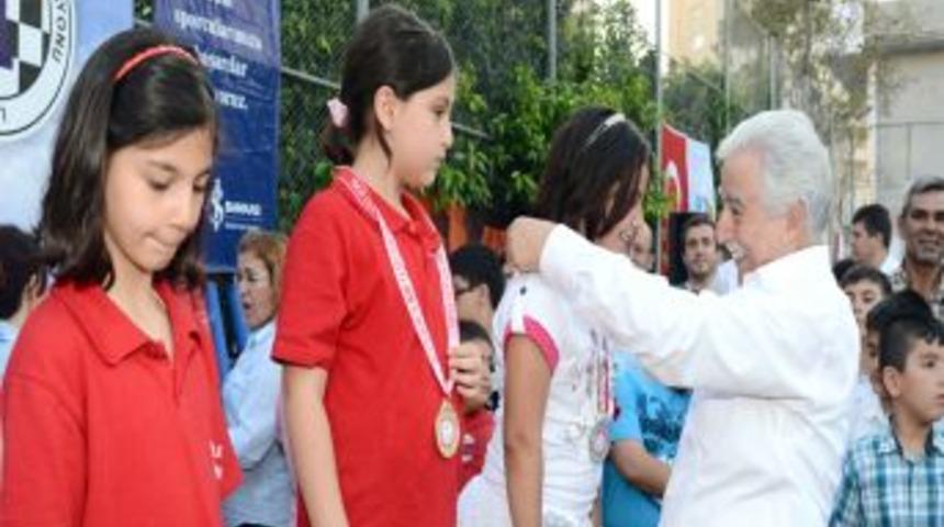 K&uuml;&ccedil;&uuml;k Satran&ccedil;&ccedil;ılar Madalyalarını Aldı