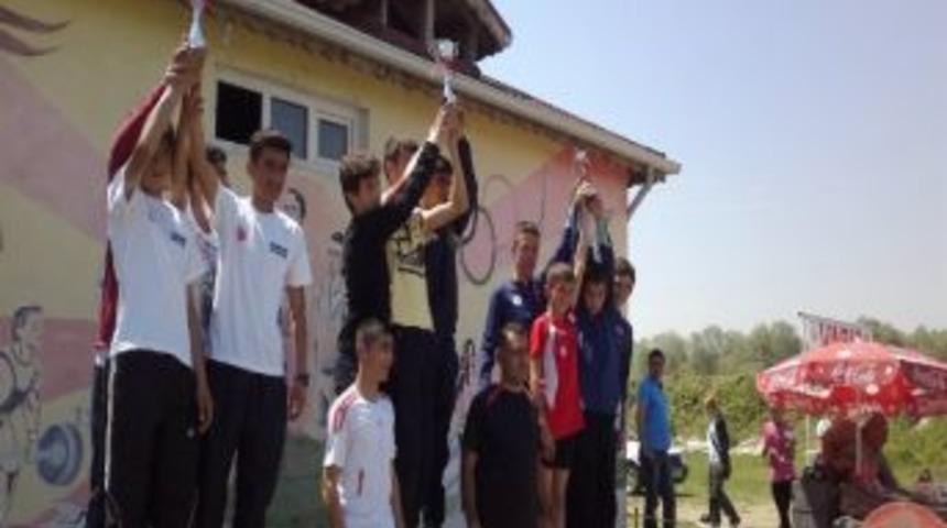 D&uuml;zceli Atletler K&uuml;rs&uuml;den İnmedi