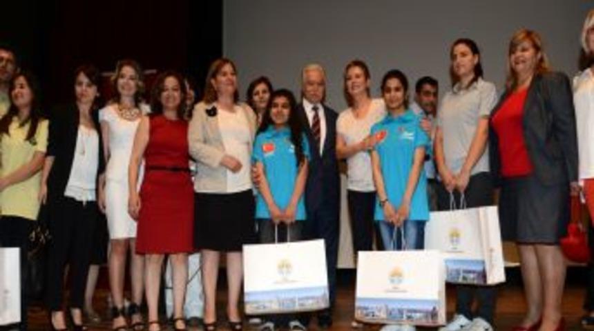 Belediyeden Başarılı &Ouml;ğrencilere Bilgisayar