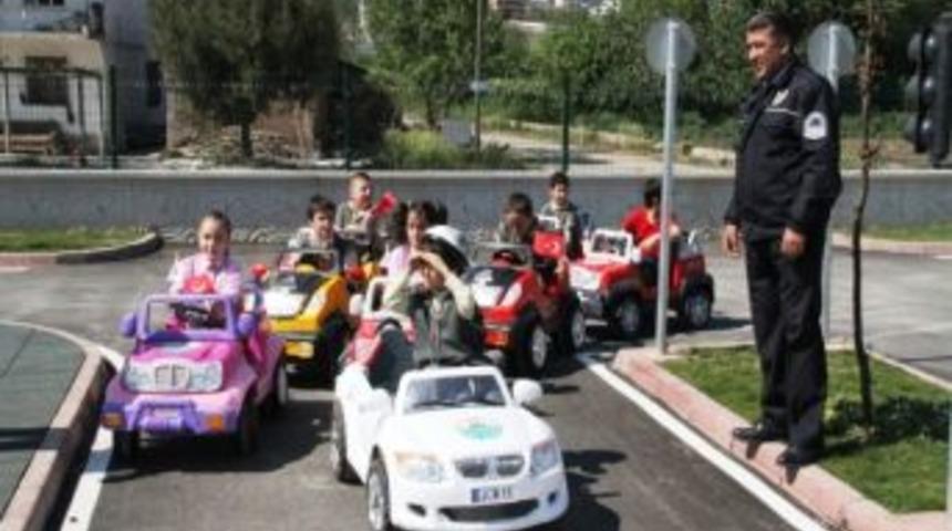 Trafik Kurallarını Eğlenerek &Ouml;ğreniyorlar