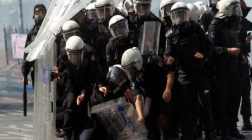 DİSK &Ouml;n&uuml;nde Taş Atan Gruplara Polis M&uuml;dahale Etti