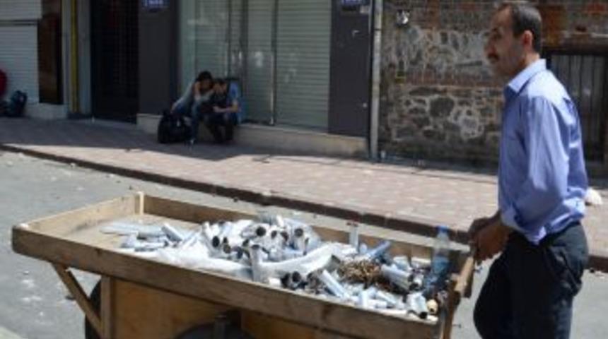 G&ouml;z Yaşartan Gaz Bombası Onun Y&uuml;z&uuml;n&uuml; G&uuml;ld&uuml;rd&uuml;