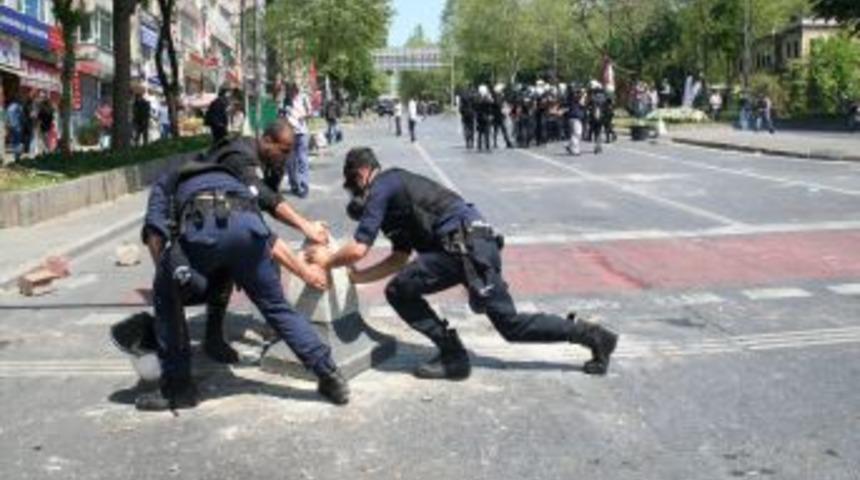 Beşiktaş&rsquo;ta Yollar Taş Ve Cam Par&ccedil;aları Ile Doldu