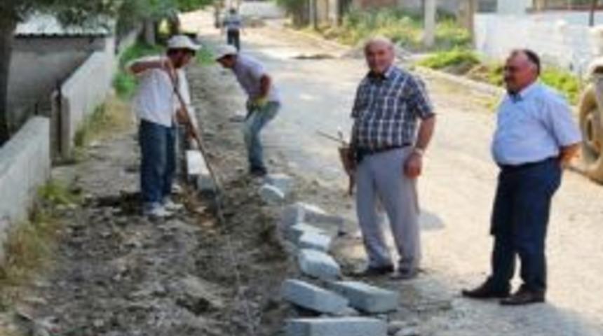 Sarıg&ouml;l &Ccedil;avuşlar K&ouml;y&uuml;&rsquo;nde Kaldırım &Ccedil;alışması Yapılıyor