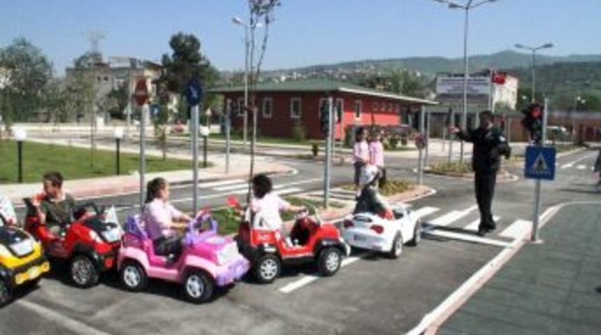 &Ccedil;ocuklar Eğlenerek Trafik Kurallarını &Ouml;ğreniyor