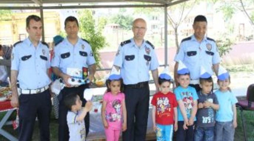 Minik &Ouml;ğrenciler Geleceğin Polisi Olmak İstiyor