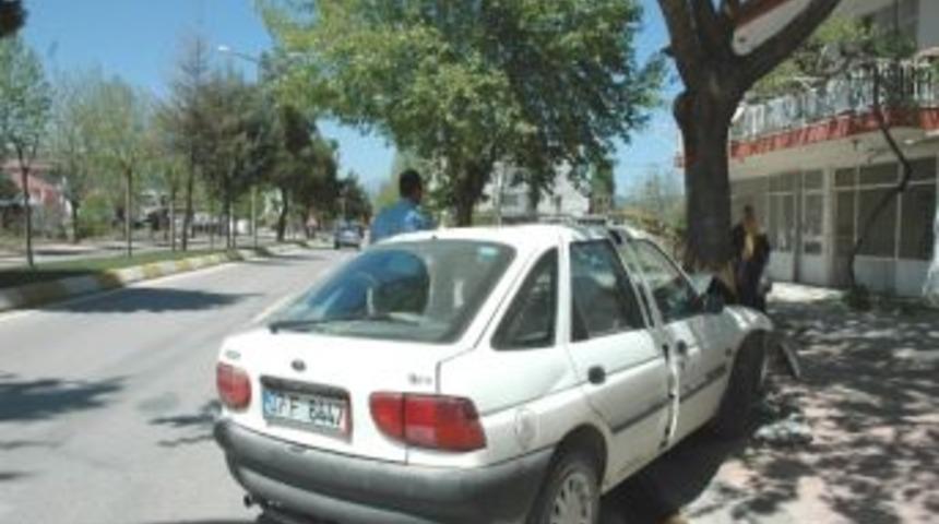 Şekeri D&uuml;şen Şof&ouml;r Ağaca Vurdu
