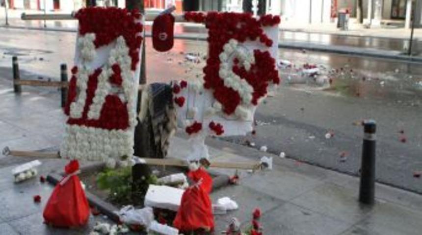 G&ouml;stericiler Hastane Sokağını Kapattı