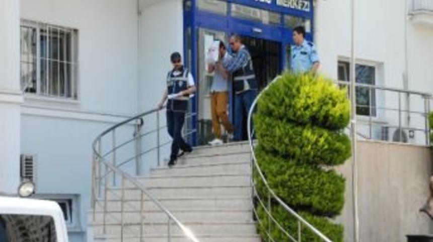 Metruk Binada Kedileri Besleyen Yaşlı Kadına Gasp&ccedil;ı Dehşeti