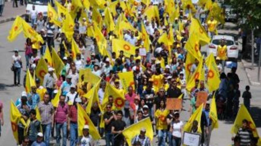 1 Mayıs&rsquo;ta T&uuml;rk Bayrağı Gerginliği