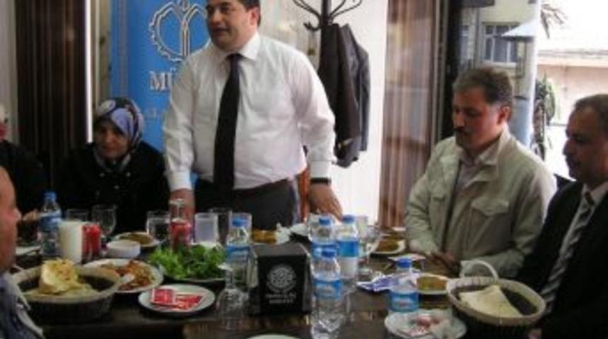 M&uuml;siad'dan Yazarlara Yemek