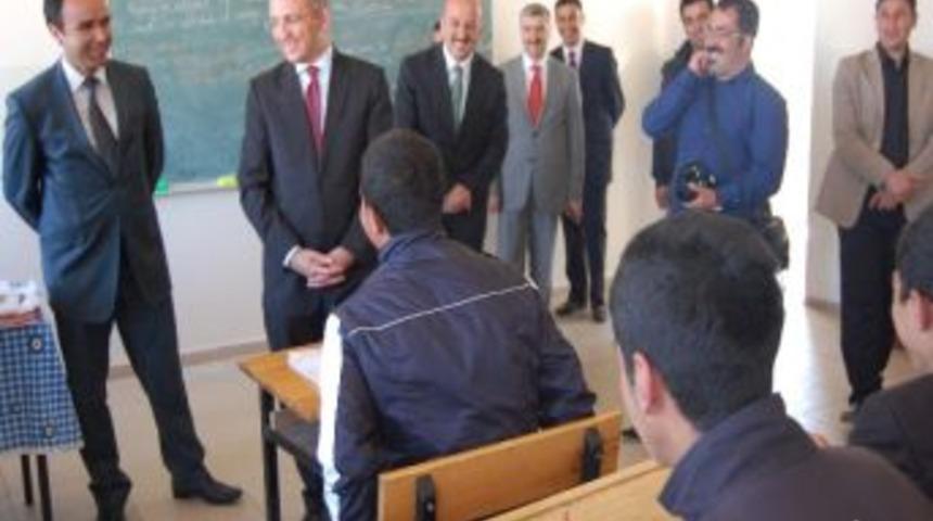 Vali Yurdakul &Ouml;ğrencileri Ziyaret Etti