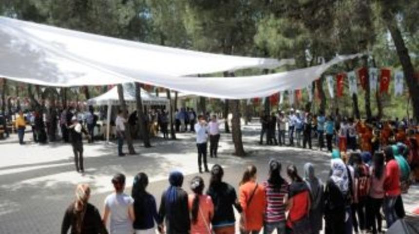 Belediye Başkanı 1 Mayıs'ta İşçilerle Halay Çekti