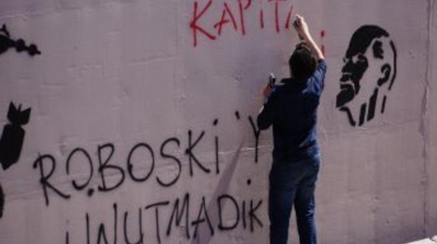 Yüzlerini Kapatıp Alt Geçitlere Slogan Yazdılar