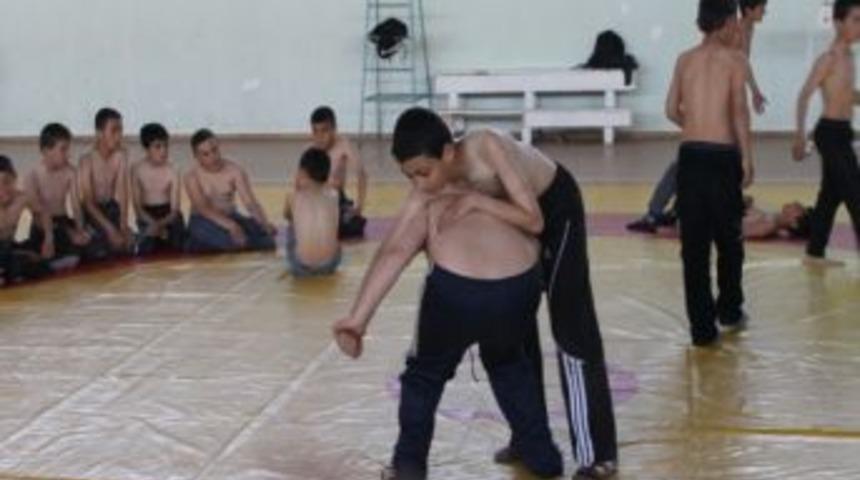 Akdağmadeni İl&ccedil;esinde G&uuml;reş Se&ccedil;meleri Yapıldı