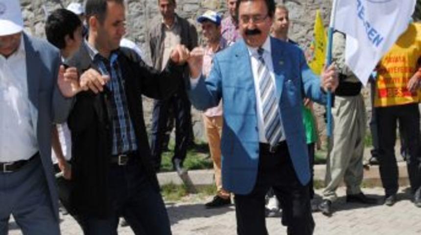 Hakkari'de 1 Mayıs Halaylarla Kutlandı