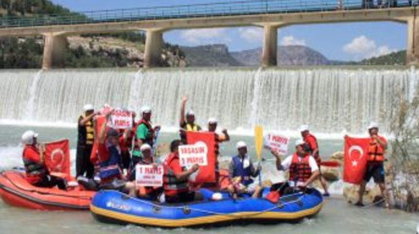 Silifke&rsquo;de 1 Mayıs Coşkusu Raftingle Yaşandı