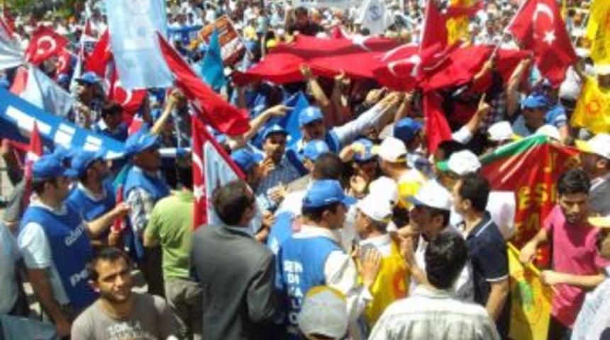 "1 Mayıs Ideolojik &Ccedil;atışmalara Meydan Vermeme G&uuml;n&uuml;d&uuml;r"