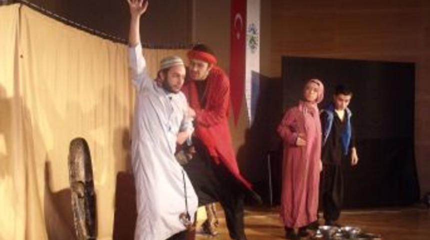 "O'nu Beklerken" Tiyatro Oyunu Ardeşenlileri Duygulandırdı