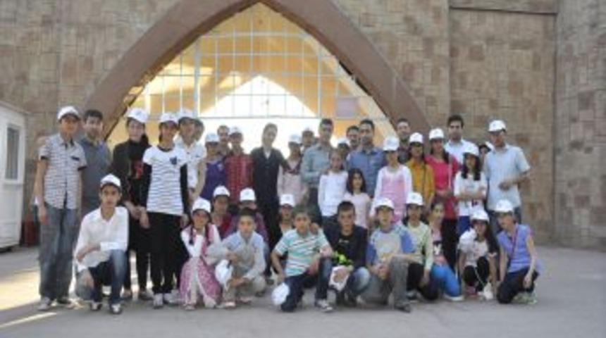 Kaymakam Il&ccedil;e Dışına Ilk Defa &Ccedil;ıkan &Ouml;ğrencilere Rehberlik Yaptı