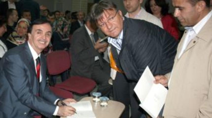 Başkan Keskin Hz. Peygamber'i Anlattı Kitabını Imzaladı