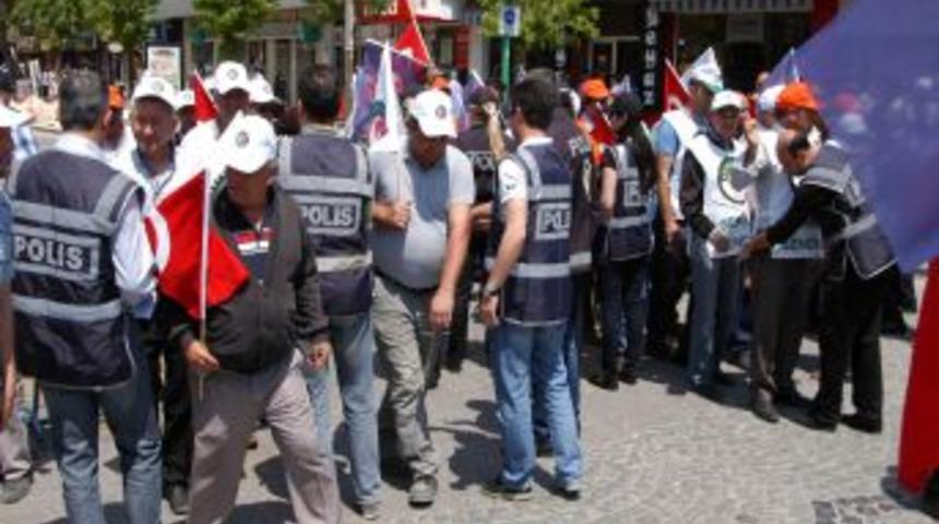 Uşak'ta 1 Mayıs Atat&uuml;rk Anıtı &Ouml;n&uuml;nde Kutlandı